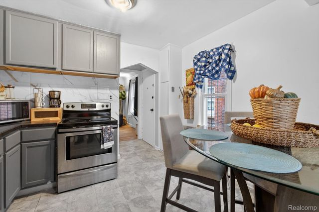 18729 Sunderland Road, Detroit, MI 48219