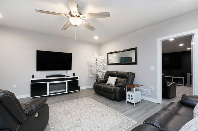 4853 E Hull Avenue, Des Moines, IA 50317