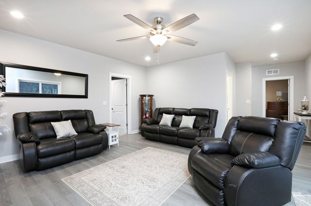 4853 E Hull Avenue, Des Moines, IA 50317