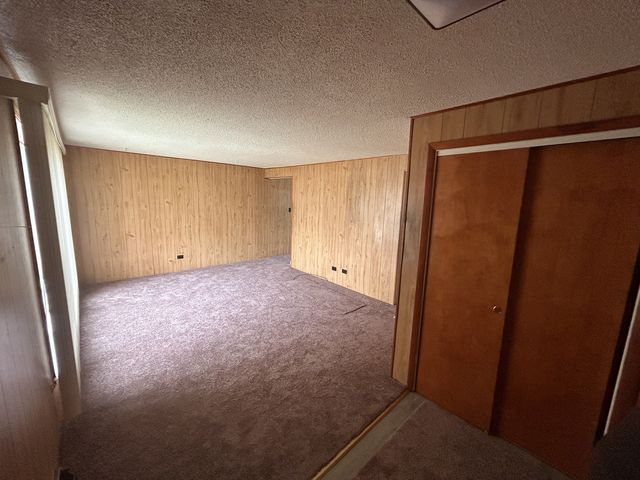 208 Dee Road, North Aurora, IL 60542