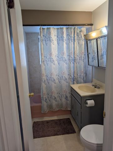 208 Dee Road, North Aurora, IL 60542