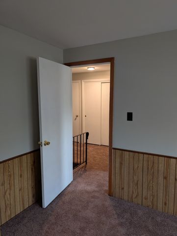 208 Dee Road, North Aurora, IL 60542