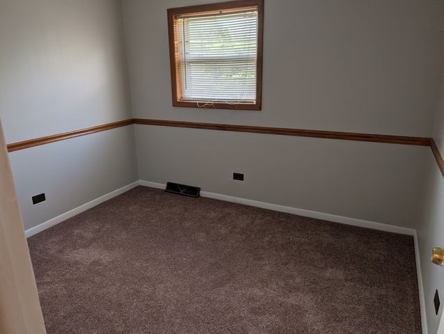 208 Dee Road, North Aurora, IL 60542