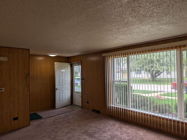 208 Dee Road, North Aurora, IL 60542