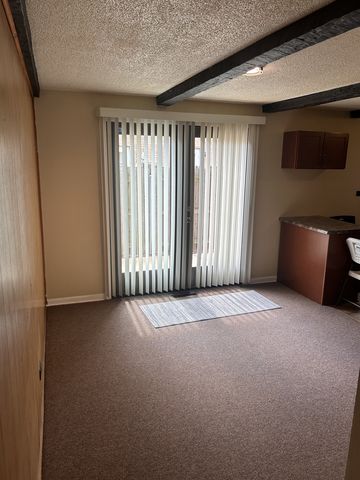 208 Dee Road, North Aurora, IL 60542