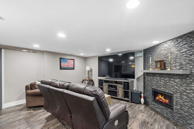 1901 Newton Avenue, Park Ridge, IL 60068