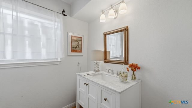210 Admiral Benbow Lane, Mcqueeney, TX 78123