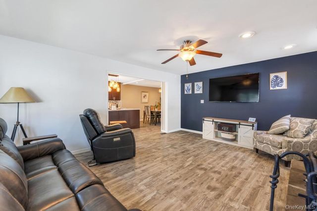 33 Peachtree Lane, Hicksville, NY 11801