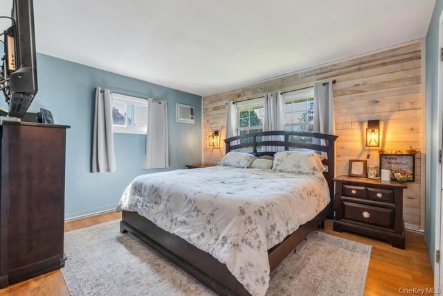 33 Peachtree Lane, Hicksville, NY 11801