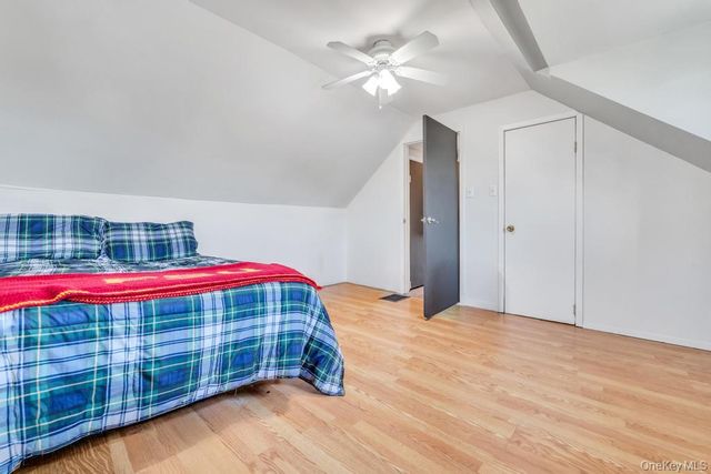 33 Peachtree Lane, Hicksville, NY 11801