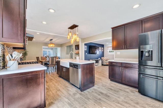 33 Peachtree Lane, Hicksville, NY 11801