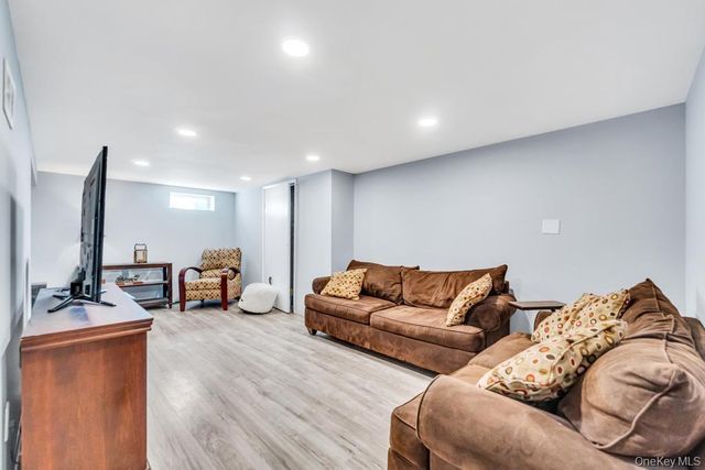 33 Peachtree Lane, Hicksville, NY 11801