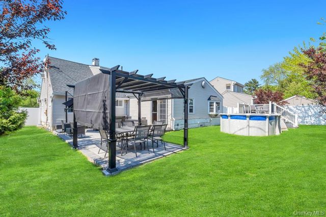 33 Peachtree Lane, Hicksville, NY 11801