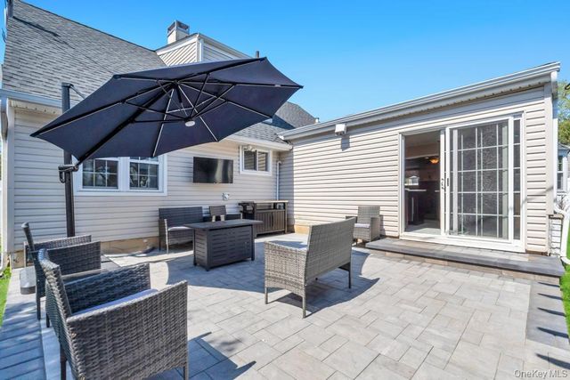 33 Peachtree Lane, Hicksville, NY 11801