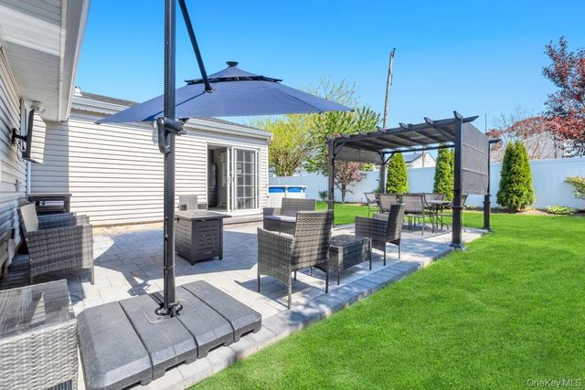 33 Peachtree Lane, Hicksville, NY 11801