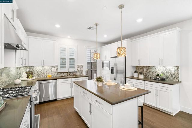 3016 3016 Threecastles Way, Dublin, CA 94568