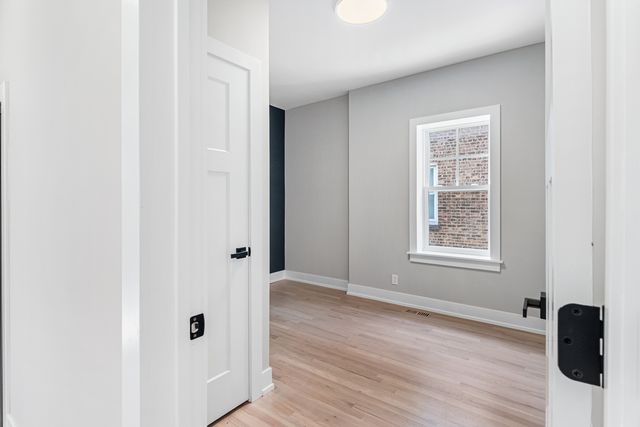 5221 W Cornelia Avenue, Chicago, IL 60641