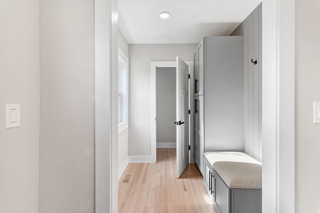 5221 W Cornelia Avenue, Chicago, IL 60641