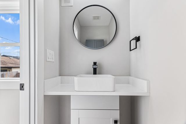 5221 W Cornelia Avenue, Chicago, IL 60641