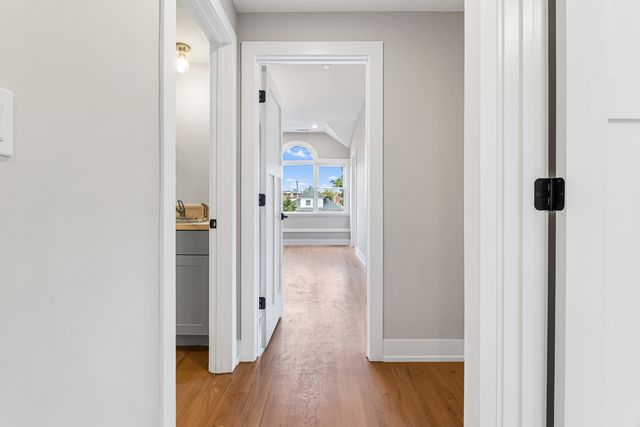 5221 W Cornelia Avenue, Chicago, IL 60641