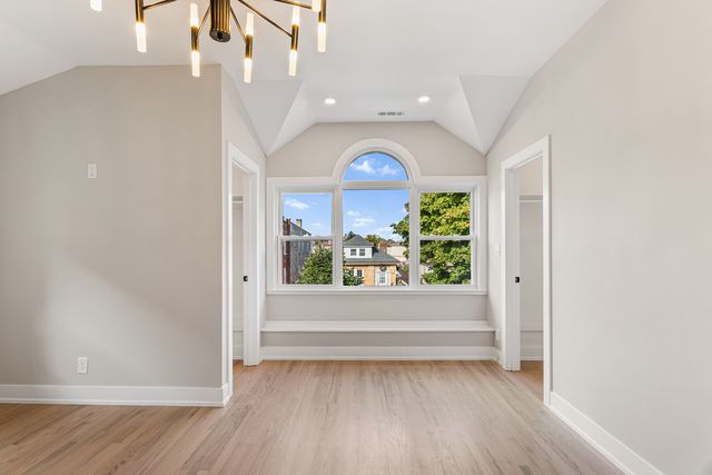 5221 W Cornelia Avenue, Chicago, IL 60641