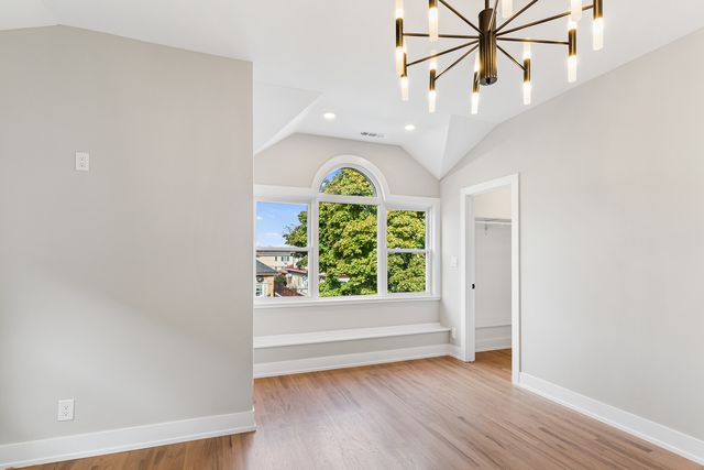 5221 W Cornelia Avenue, Chicago, IL 60641