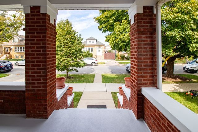 5221 W Cornelia Avenue, Chicago, IL 60641