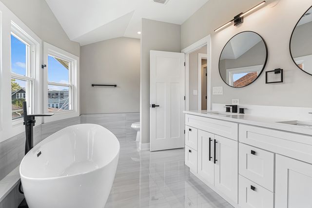 5221 W Cornelia Avenue, Chicago, IL 60641