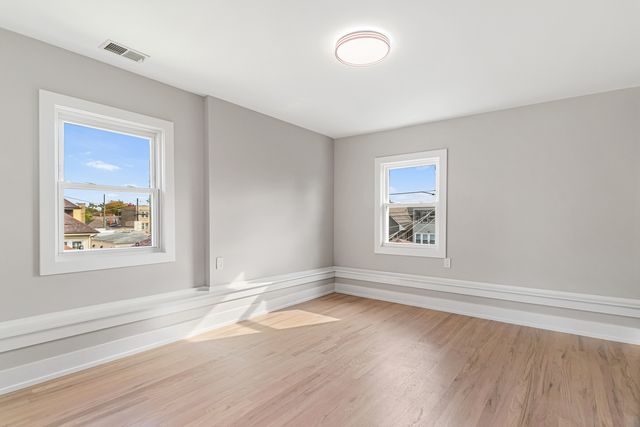 5221 W Cornelia Avenue, Chicago, IL 60641