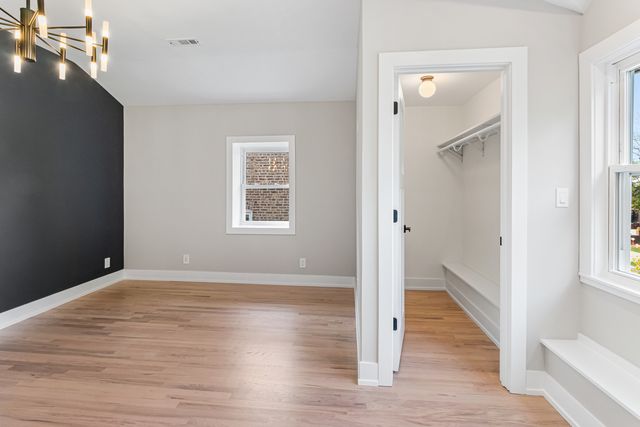 5221 W Cornelia Avenue, Chicago, IL 60641