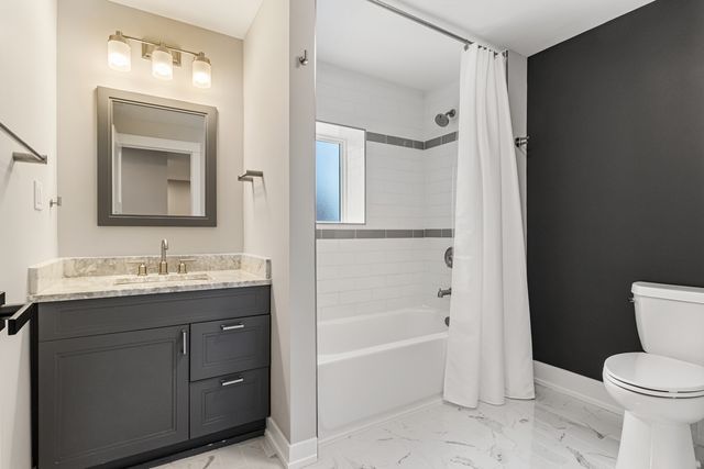 5221 W Cornelia Avenue, Chicago, IL 60641