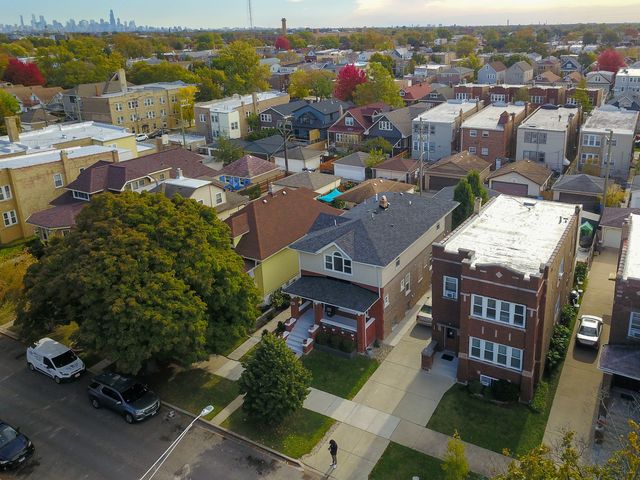 5221 W Cornelia Avenue, Chicago, IL 60641