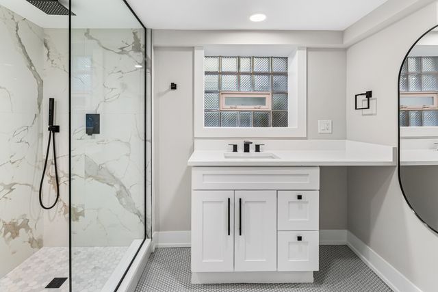 5221 W Cornelia Avenue, Chicago, IL 60641