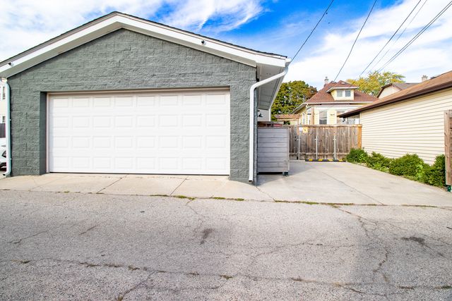 5221 W Cornelia Avenue, Chicago, IL 60641