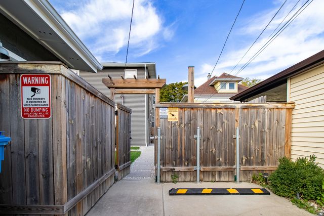 5221 W Cornelia Avenue, Chicago, IL 60641