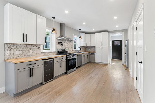 5221 W Cornelia Avenue, Chicago, IL 60641