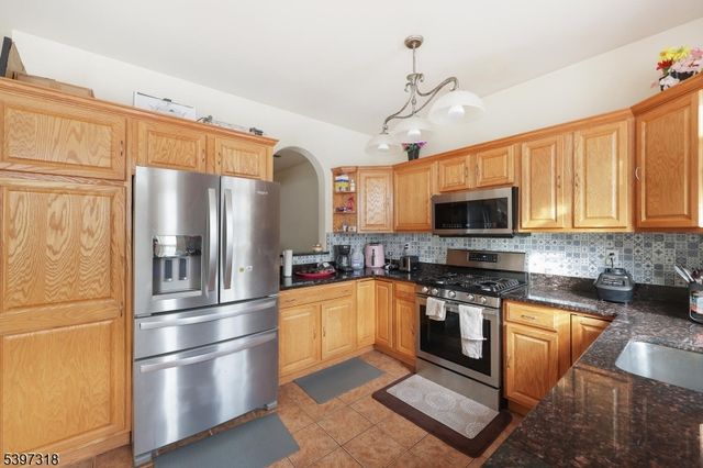 1427 Barnhardt Ln, Rahway City, NJ 07065