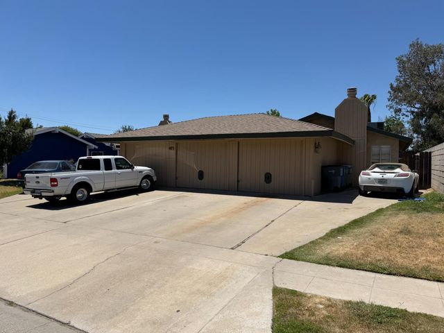 4053 N Feland Avenue, Fresno, CA 93722