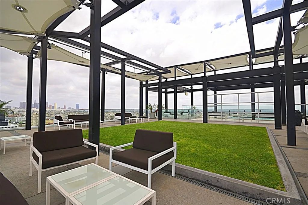 Image 4 of property listing at 3810 Wilshire Boulevard 805, Los Angeles, CA 90010