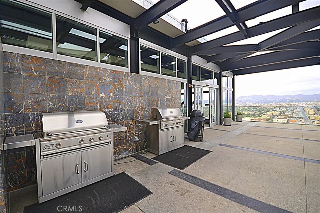 Image 5 of property listing at 3810 Wilshire Boulevard 805, Los Angeles, CA 90010