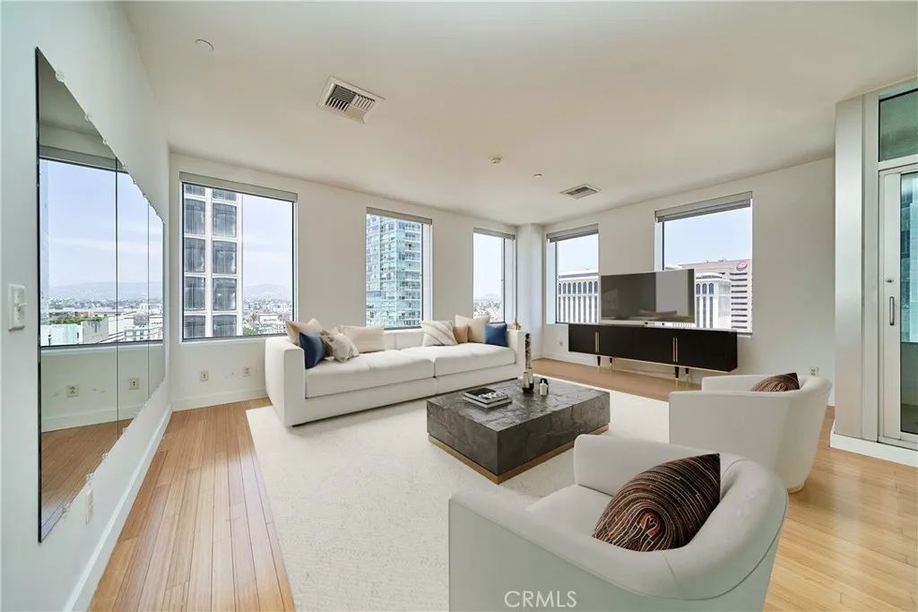 Image 8 of property listing at 3810 Wilshire Boulevard 805, Los Angeles, CA 90010