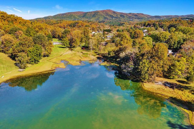 55 Beachview LN, Troutville, VA 24175