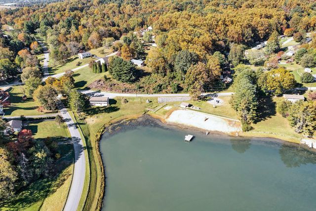 55 Beachview LN, Troutville, VA 24175