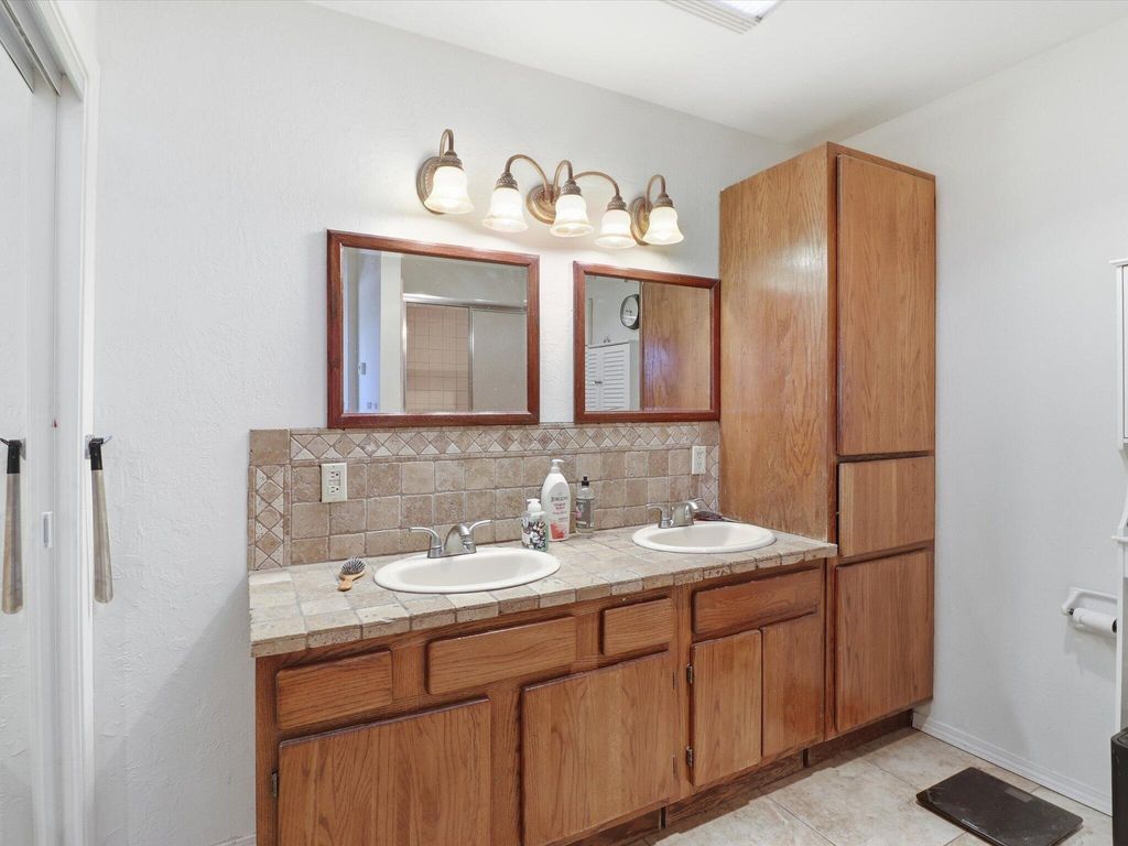 Image 20 of property listing at 07 Wildwood Lane, Peralta, NM 87042