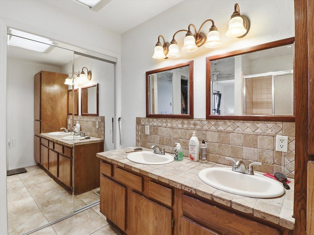 Image 21 of property listing at 07 Wildwood Lane, Peralta, NM 87042