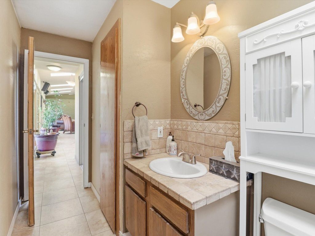 Image 27 of property listing at 07 Wildwood Lane, Peralta, NM 87042