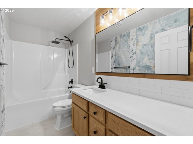 4524 Se OAKHURST St, Hillsboro, OR 97123