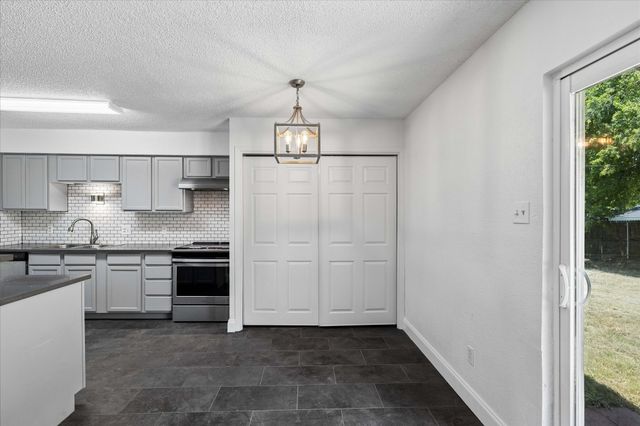 401 S Walnut Creek Drive, Mansfield, TX 76063