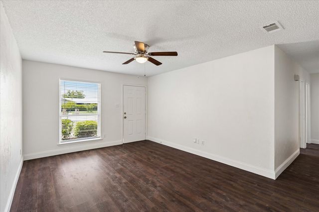 401 S Walnut Creek Drive, Mansfield, TX 76063