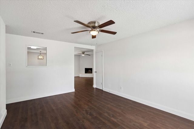 401 S Walnut Creek Drive, Mansfield, TX 76063